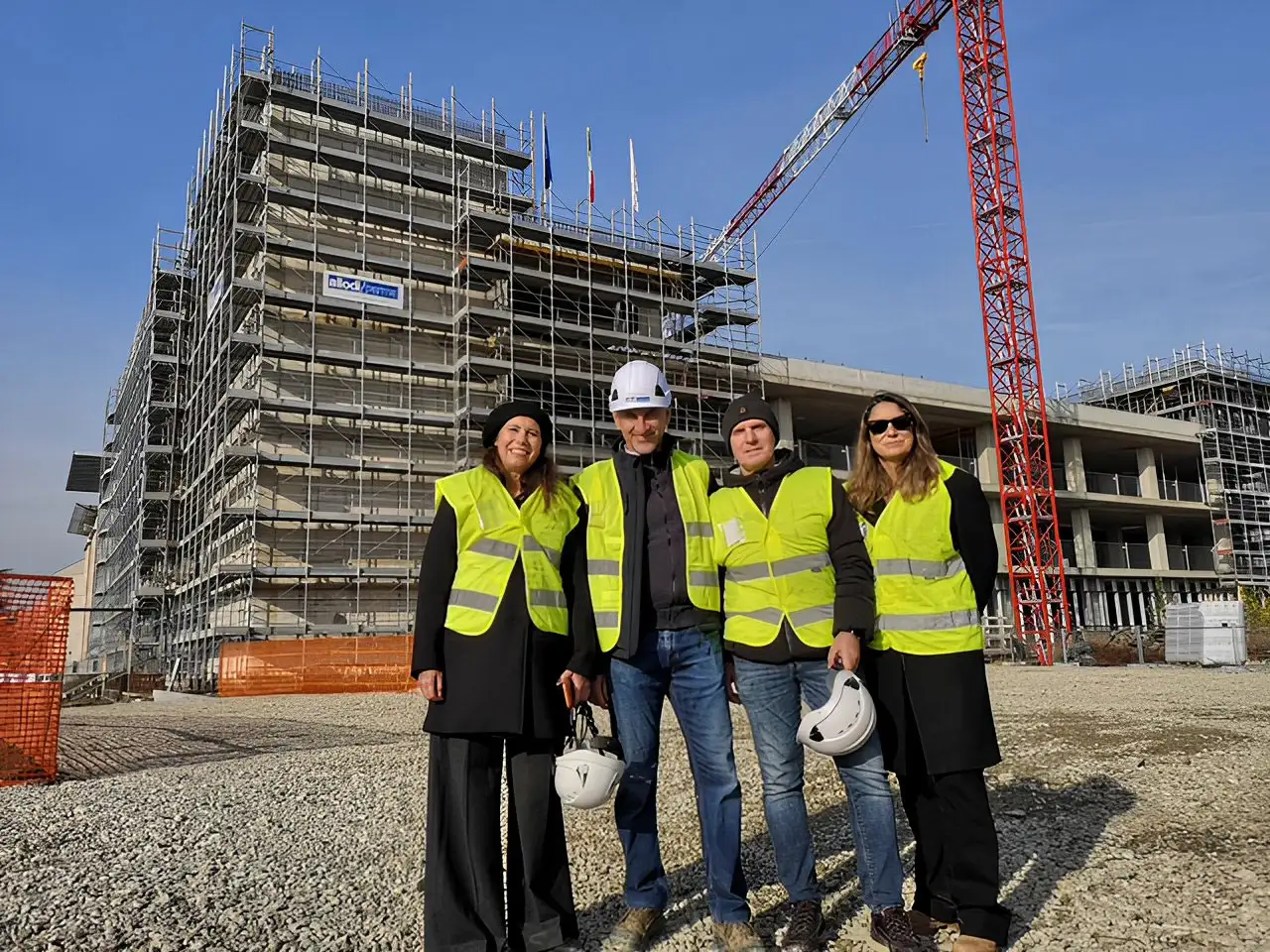 Lo staff dell'Impresa Allodi davanti al cantiere del MIRE