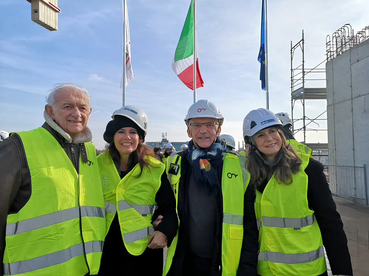 Le sorelle Allodi durante la posa delle bandiere al MIRE di Reggio Emilia